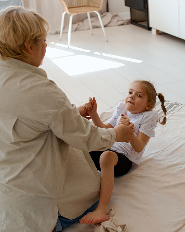 Mann im Rollstuhl und Frau sitzt auf Bank
